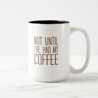 Pas als ik mijn KOFFIE heb gehad... hou ik van kof Tweekleurige Koffiemok