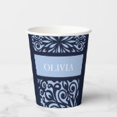 Pas blauwe gesneden kerstversieringen aan papieren bekers (Achterkant)