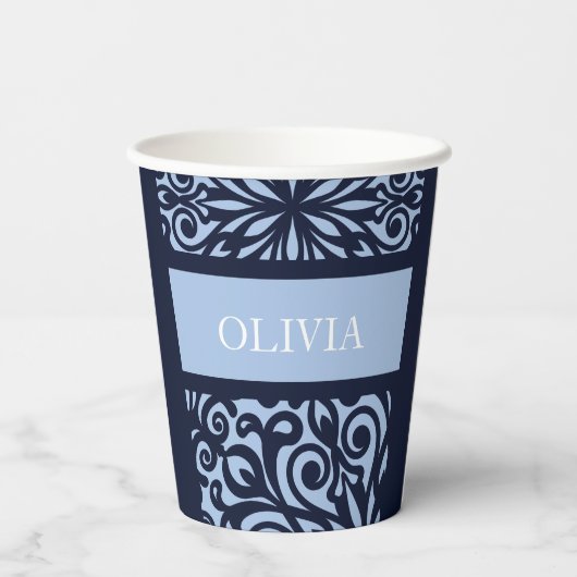 Pas blauwe gesneden kerstversieringen aan papieren bekers (Achterkant)