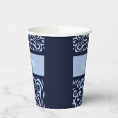 Pas blauwe gesneden kerstversieringen aan papieren bekers (Links)