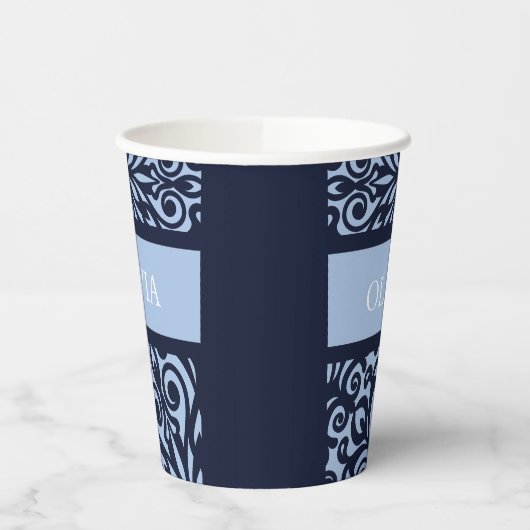 Pas blauwe gesneden kerstversieringen aan papieren bekers (Links)