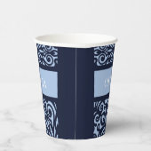 Pas blauwe gesneden kerstversieringen aan papieren bekers (Rechts)