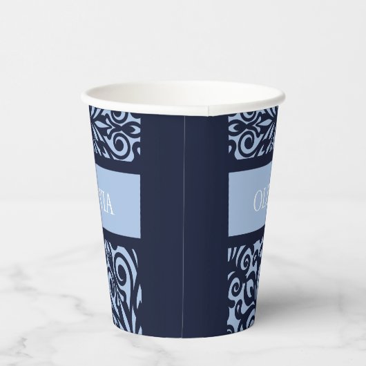 Pas blauwe gesneden kerstversieringen aan papieren bekers (Rechts)