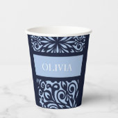 Pas blauwe gesneden kerstversieringen aan papieren bekers (Voorkant)