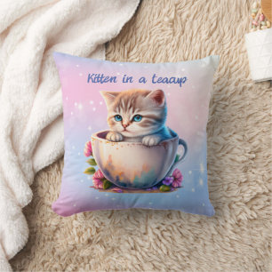 Pas Cute Kitten aan in een teacup kleurrijk Kussen