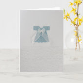 Pas de blauwe babykleding aan met witte boog kaart (Gele Bloem)