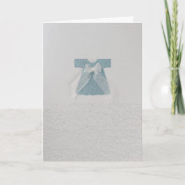 Pas de blauwe babykleding aan met witte boog kaart