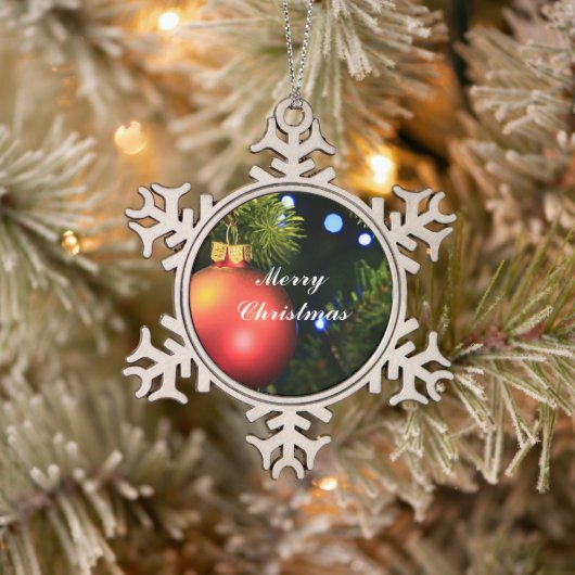 Pas de feestelijke rode bruine kerstboom aan tin sneeuwvlok ornament (Boom)