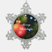 Pas de feestelijke rode bruine kerstboom aan tin sneeuwvlok ornament (Voorkant)