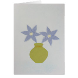 Pas de groene vaas en twee blauwe bloemen aan