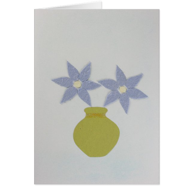 Pas de groene vaas en twee blauwe bloemen aan (Voorkant)