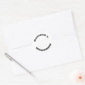 Pas de laatste gebogen letters van de Naam zwart-w Ronde Sticker (Envelop)