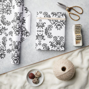 Pas de witte en zwarte  demask aan cadeaupapier
