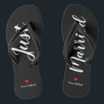 Pas enkel getrouwde Teenslippers in zwart aan<br><div class="desc">Deze schattige zwarte teenslippers zijn voorzien van de functie "Net getrouwd" en uw persoonlijke naam in witte letters met een rood hart</div>