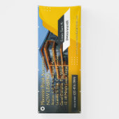Pas gedetailleerd appartementencomplex nu te verhu spandoek (Verticaal)