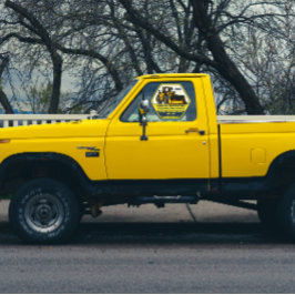 Pas generieke bouw contracterende vrachtwagen aan raamsticker