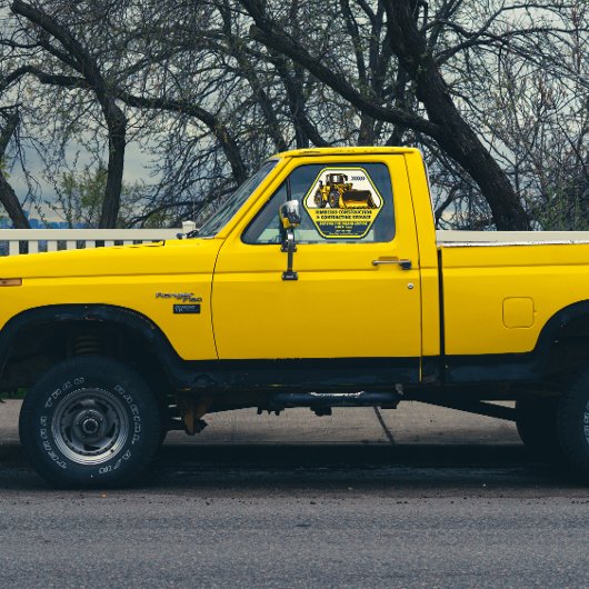 Pas generieke bouw contracterende vrachtwagen aan raamsticker