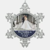 Pas getrouwd 1e kerstfoto van Navy Blue Snowflakes Tin Sneeuwvlok Ornament (Voorkant)