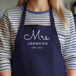 Pas getrouwd Bride Gepersonaliseerde Navy Blue Schort<br><div class="desc">Voor de bruid en bruidegom is dit marineblauwe schort voorzien van "Mrs" in een modern scriptlettertype, samen met een achternaam en een vastgestelde datum. Dit is een perfect vrijgezellenfeest of huwelijkscadeau. Deze Mrs en Mr schorten zijn verkrijgbaar in verschillende kleuren en kunnen ook worden aangepast aan uw bruiloft of interieur....</div>