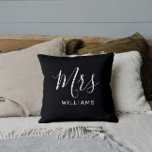 Pas getrouwd Bride mevrouw Pillow Kussen<br><div class="desc">Een perfect vrijgezellenfeest of huwelijkscadeau. Deze prachtige kussen bevatten een elegante en stijlvolle kalligrafietekst waarop "Mrs." en een bewerkbare achternaams staan afgebeeld.</div>