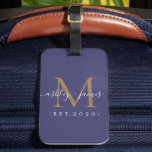 Pas getrouwd de heer Gold Monogram Names Year Navy Bagagelabel<br><div class="desc">Chique, modern en eenvoudig monogram bagagelabel met de tekst Mr en Mrs in wit elegant handgeschreven scriptkalligrafie op een marineblauwe achtergrond met uw monogram in goud. Voeg eenvoudig uw getrouwde naam, jaar gevestigd en monogram toe in stijlvolle typografie. Perfect luxe cadeau voor de bruiloft gasten van het pasgetrouwde paar. Exclusief...</div>