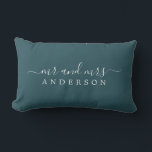 Pas getrouwd de heer mevrouw Deep Emerald Monogram Kussen<br><div class="desc">Chic, modern monogrammed dark emerald kussen met de tekst Mr en Mrs. in wit elegant script. Voeg gewoon je getrouwde naam toe. De kleur deep emerald wordt gebruikt voor dit stijlvolle ontwerp. Perfect luxe cadeau voor het pas gehuwde koppel. Exclusief voor u ontworpen door Happy Dolphin Studio. Neem contact met...</div>