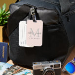 Pas getrouwd de heer mevrouw Silver Monogram noemt Bagagelabel<br><div class="desc">Chique, modern en eenvoudig monogrammatisch bagagelabel met de tekst Mr en Mrs in offblack elegante handgeschreven scriptkalligrafie op een pastelroze achtergrond met uw monogram in zilvergrijs. Voeg eenvoudig uw getrouwde naam, jaar en monogram toe in stijlvolle typografie. Perfect luxe cadeau voor de bruiloftsgasten van het pasgetrouwde paar. Exclusief voor u...</div>