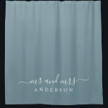 Pas getrouwd de heer mevrouw Stone Blue Monogram Douchegordijn<br><div class="desc">Grafisch grijs blauw monogram douchegordijn met de tekst Mr en Mrs. in wit elegant script. Het kleurensteenblauw wordt gebruikt voor dit stijlvolle ontwerp dat u kunt aanpassen met uw gehuwde naam. Perfect luxe cadeau voor het pas gehuwde koppel. Exclusief voor u ontworpen door Happy Dolphin Studio.</div>