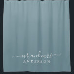 Pas getrouwd de heer mevrouw Stone Blue Monogram Douchegordijn<br><div class="desc">Grafisch grijs blauw monogram douchegordijn met de tekst Mr en Mrs. in wit elegant script. Het kleurensteenblauw wordt gebruikt voor dit stijlvolle ontwerp dat u kunt aanpassen met uw gehuwde naam. Perfect luxe cadeau voor het pas gehuwde koppel. Exclusief voor u ontworpen door Happy Dolphin Studio.</div>