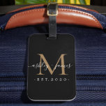 Pas getrouwd de heer Monogram Names Year Gold Blac Bagagelabel<br><div class="desc">Chic, modern en eenvoudig monogrammed bagagelabel met de tekst Mr en Mrs. in witte elegante handgeschreven scriptkalligrafie op een zwarte achtergrond met uw monogram in goud. Voeg gewoon je getrouwde naam toe, het jaar dat is ingesteld en het monogram in stijlvolle typografie. Perfect luxe cadeau voor de huwelijksgasten van het...</div>