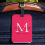 Pas getrouwd de heer Monogram Names Year Pink Ivor Bagagelabel<br><div class="desc">Chic, modern en eenvoudig monogrammed bagagelabel met de tekst Mr en Mrs. in zwarte elegante handgeschreven scriptkalligrafie op een roze achtergrond met uw monogram in ivore. Voeg gewoon je getrouwde naam toe, het jaar dat is ingesteld en het monogram in stijlvolle typografie. Perfect luxe cadeau voor de huwelijksgasten van het...</div>