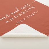 Pas getrouwd de heer Monogram Year Burnt Ochre Sherpa Deken (3/4)
