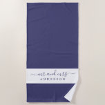 Pas getrouwd de heer Navy Blue White Monogrammed Strandlaken<br><div class="desc">Katholiek blauw en witte monogrammed badhanddoek met de tekst Mr en Mrs in elegant script. Je kunt deze elegante badhanddoek aanpassen met je getrouwde naam. Perfect geschenk voor het pas gehuwde paar. Exclusief voor u ontworpen door Happy Dolphin Studio.</div>