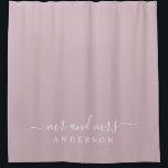Pas getrouwd de heer Pastel Paars Monogram Douchegordijn<br><div class="desc">Chic pastel paarse monogram douchegordijn met de tekst Mr en Mrs. in witte elegante scrip. U kunt dit stijlvolle ontwerp aanpassen met uw gehuwde naam. Perfect luxe cadeau voor het pas gehuwde koppel. Exclusief voor u ontworpen door Happy Dolphin Studio.</div>