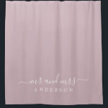 Pas getrouwd de heer Pastel Paars Monogram Douchegordijn<br><div class="desc">Chic pastel paarse monogram douchegordijn met de tekst Mr en Mrs. in witte elegante scrip. U kunt dit stijlvolle ontwerp aanpassen met uw gehuwde naam. Perfect luxe cadeau voor het pas gehuwde koppel. Exclusief voor u ontworpen door Happy Dolphin Studio.</div>