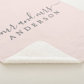 Pas getrouwd de heer Pastel Pink Monogram Sherpa Deken (3/4)
