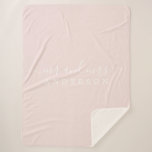 Pas getrouwd de heer Pastel Pink Monogram Sherpa Deken<br><div class="desc">Chic, modern monogrammed sherpa deken met de tekst Mr en Mrs in wit elegant manuscript op een pastelroze achtergrond. Voeg gewoon je getrouwde naam toe. De kleurenas van rozen wordt gebruikt voor dit stijlvolle ontwerp. Perfect luxe cadeau voor het pas gehuwde koppel. Neem contact met ons op via happydolphinstudio@outlook.com als...</div>