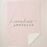 Pas getrouwd de heer Pastel Pink Monogram Sherpa Deken<br><div class="desc">Chic, modern monogrammed sherpa deken met de tekst Mr en Mrs. in off-black elegant script op een pastelroze achtergrond. Voeg gewoon je getrouwde naam toe. De kleurenas van rozen wordt gebruikt voor dit stijlvolle ontwerp. Perfect luxe cadeau voor het pas gehuwde koppel. Neem contact met ons op via happydolphinstudio@outlook.com als...</div>