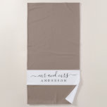 Pas getrouwd de heer Taupe White Monogrammed Strandlaken<br><div class="desc">Een zwarte en witte monogrammed badhanddoek met de tekst Mr en Mrs. in elegant script. Je kunt deze elegante badhanddoek aanpassen met je getrouwde naam. Perfect geschenk voor het pas gehuwde paar. Het kleurendroogdok wordt gebruikt voor dit ontwerp. Exclusief voor u ontworpen door Happy Dolphin Studio.</div>