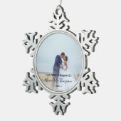 Pas getrouwd Eerste kerstfoto Handtekening script Tin Sneeuwvlok Ornament (Rechts)