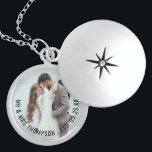 Pas getrouwd Foto Naam Weddenschap Datum Bridal Gi Locket Ketting<br><div class="desc">Pas getrouwd Foto naam Wedding Date Bridal Gift. Een heerlijk stokje van de bruidegom naar zijn nieuwe bruid. Vervang eenvoudig het afbeelding met je eigen favoriet vanaf je trouwdag en personaliseer je nieuwe trouwnaam en trouwdatum.</div>
