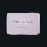 Pas getrouwd Gift Elegant Familie Monogram Script  Badmat<br><div class="desc">Pas getrouwd Gift Elegant Familie Monogram Script Rustieke Chique Bath Mat. Gepersonaliseerd wit, grijs monogram ontwerp met pasgetrouwde bruid en bruidegom achternaam en datum vastgesteld op een zachte lila mauve achtergrond. Een uniek cadeau voor pasgetrouwden. Heerlijk voor hun nieuwe leven samen. Ook een mooi housewarming cadeau. Klik op Deze sjabloon...</div>