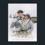 Pas getrouwd Gold Holiday Foto van gehuwd en Merry Briefkaart<br><div class="desc">Viel je eerste gehuwde kerstfeest met je familie en vrienden. Voor meer geavanceerde aanpassing van dit ontwerp,  te klikken gelieve de Customize Verdere verbinding om de doopvont,  de grootte,  de kleur,  enz. te veranderen.</div>