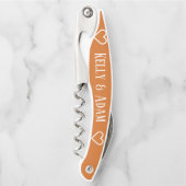 Pas getrouwd kaneel en wit gepersonaliseerd kurkentrekker (Voorkant)