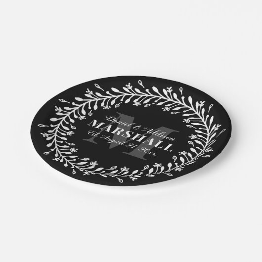 Pas getrouwd Keepomwille Couple Wreatmonogram Name Papieren Bordje (Gekanteld)