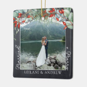 Pas getrouwd Kerstfoto Holly Greenery Krijtbord Keramisch Ornament (Links)