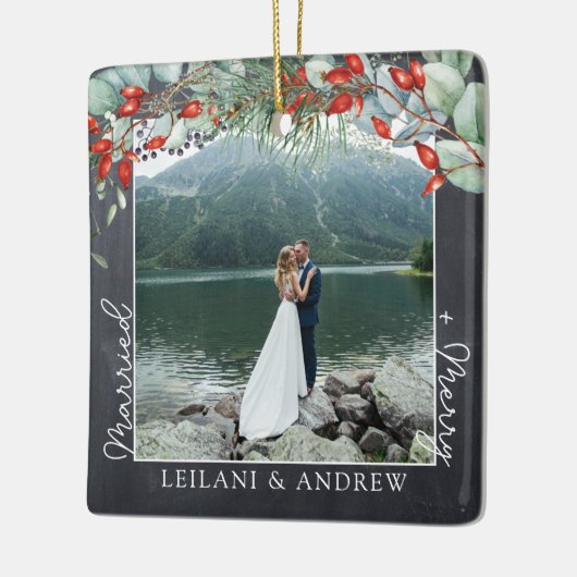 Pas getrouwd Kerstfoto Holly Greenery Krijtbord Keramisch Ornament (Links)