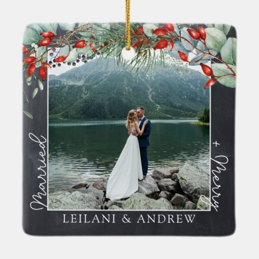 Pas getrouwd Kerstfoto Holly Greenery Krijtbord Keramisch Ornament (Achterkant)