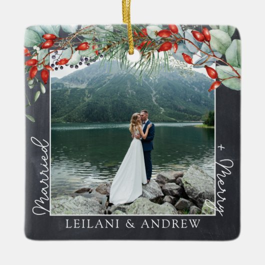 Pas getrouwd Kerstfoto Holly Greenery Krijtbord Keramisch Ornament (Voorkant)