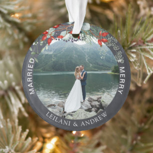 Pas getrouwd Kerstfoto Holly Greenery Krijtbord Ornament